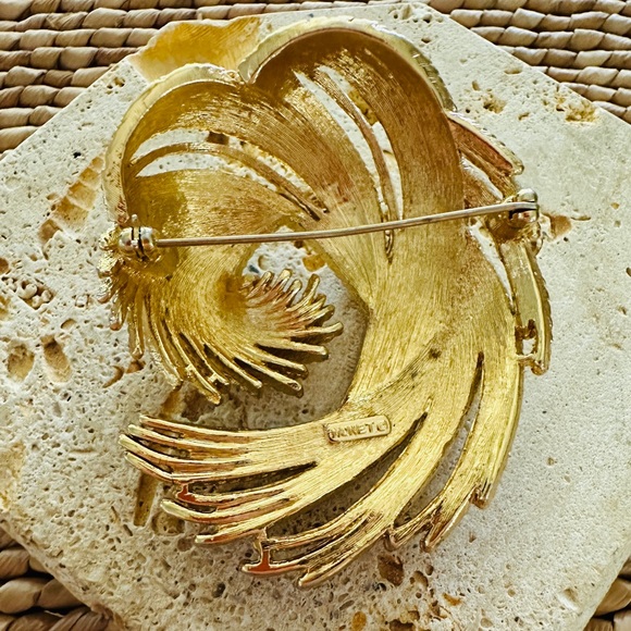 Monet Pin/Brooch Gold Tone Swirl Feather Rope Large 2.5x2” - Picture 7 of 11